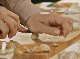 How to Easily Peel and Chop Garlic?